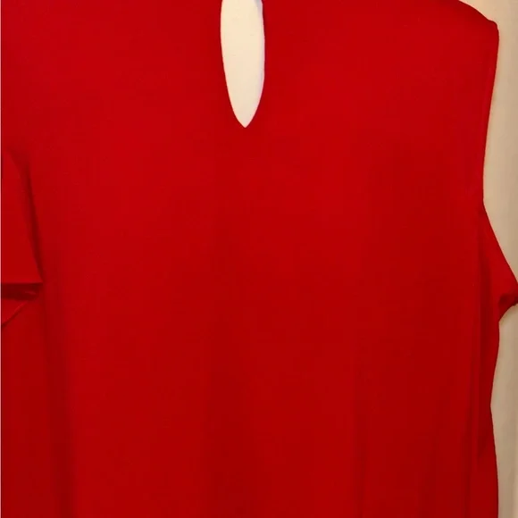 VINCE CUMUTO Chic Asymmetrical Red Cold Shoulder Blouse. Vince Cumuto - Picture 7 of 8
